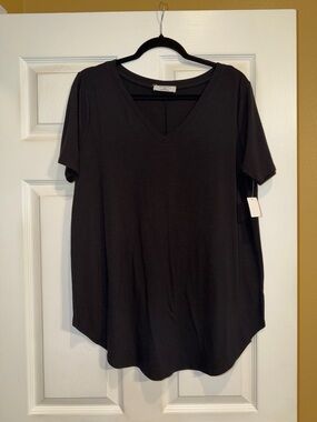 Zenana Outfitters Black V-Neck Short Sleeve Tee